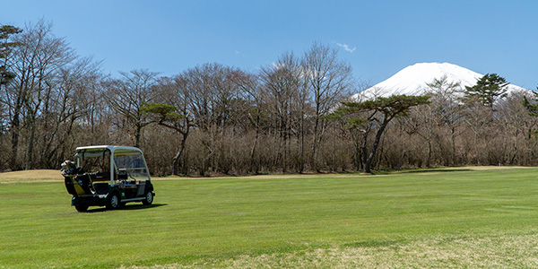 乗用カートのフェアウェイ乗り入れプレー