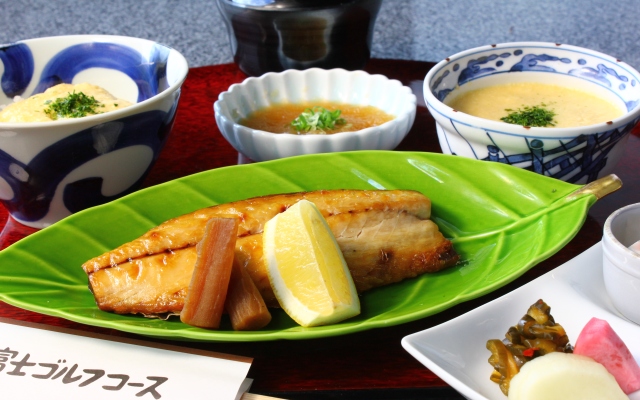 鯖の一塩干しと麦とろろご飯