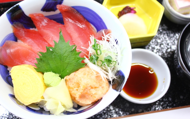 漬けマグロ丼　ネギトロサーモンのせ